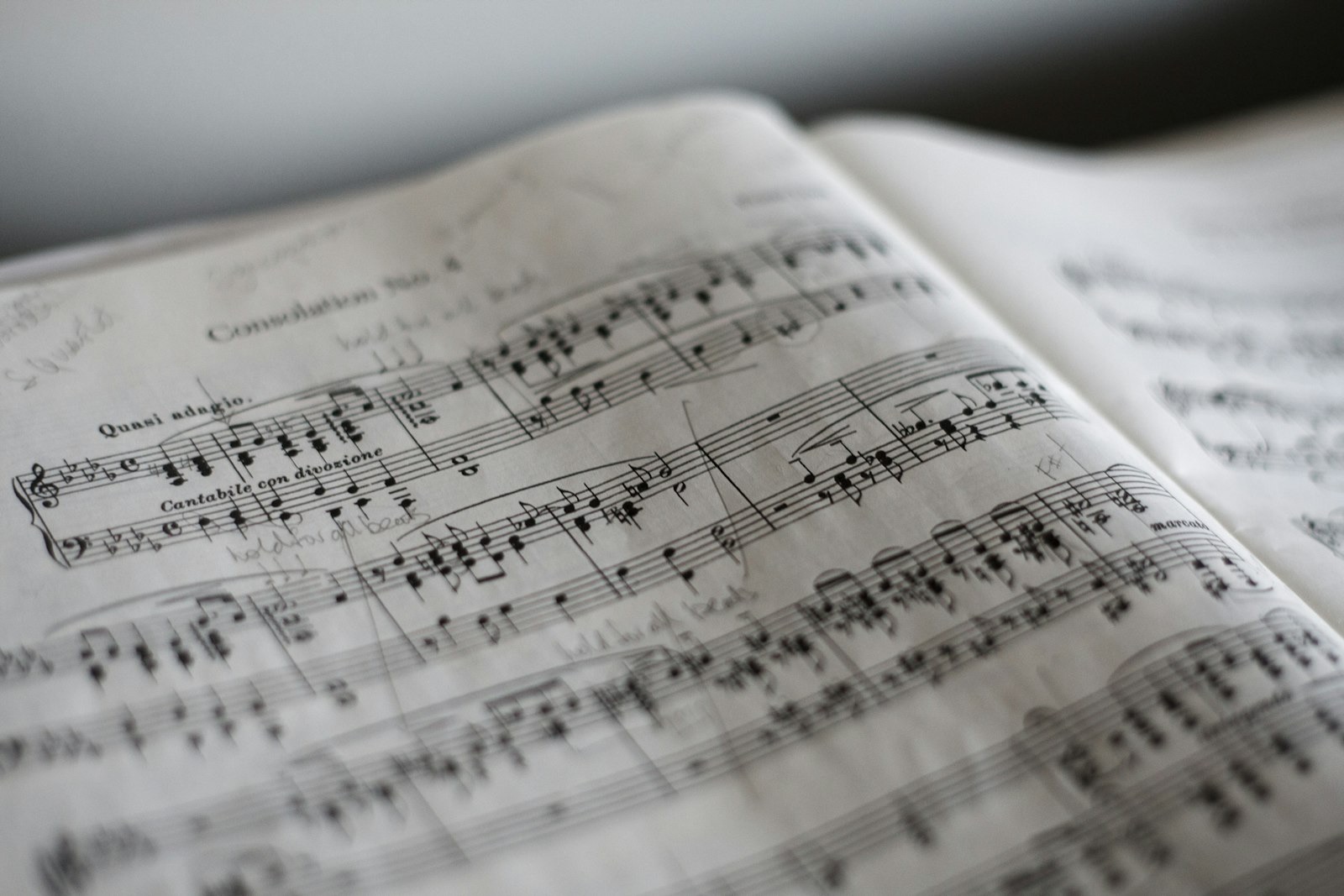 Beispielbild: aufgeschlagenes Notenbuch am Klavier