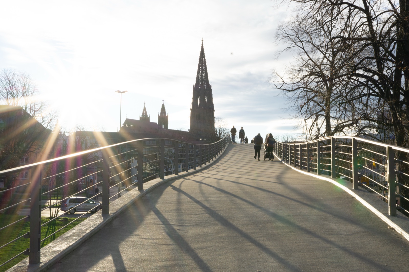 Brücke im Gegenlicht mit Blick auf das Freiburger Münster